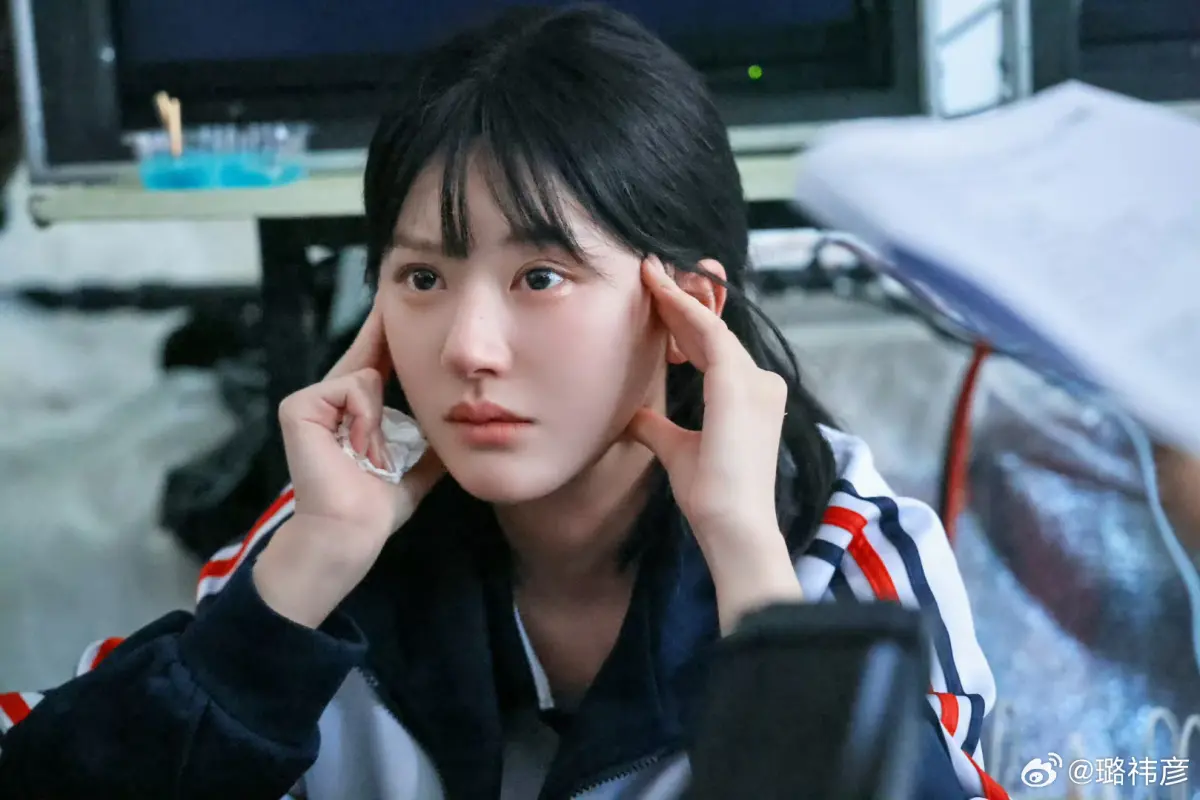 ▲趙露思（如圖）開撕經紀公司「銀河酷娛」第4天，昨（5）日晚間開直播時情緒失控爆哭，揭露這段期間遭遇父親癌症病危、爺爺離世等心碎經歷。（圖／翻攝自微博）