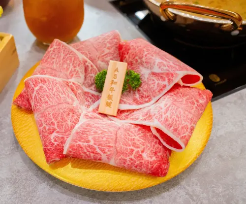 海港匠鍋插旗公益路商圈 火鍋 x 日料搭配活體海鮮一次滿足 ▲A5和牛套餐可從四款經典部位板腱、翼板、莎朗或紐約客,挑選細緻油花與入口即化的口感。(圖/業者提供)