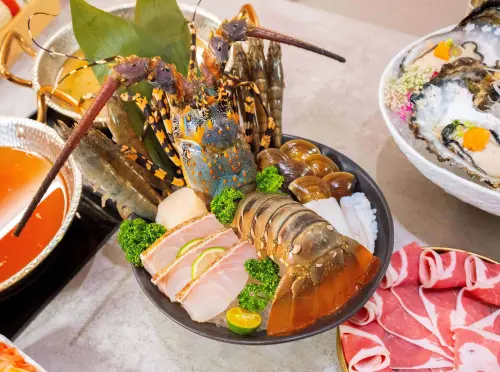 海港匠鍋插旗公益路商圈 火鍋 x 日料搭配活體海鮮一次滿足 ▲「活體海鮮套餐」,集結活蟹、干貝、軟絲與現流魚鮮,升級後更可享用整尾龍蝦,肉質緊實Q彈,超有料。(圖/業者提供)