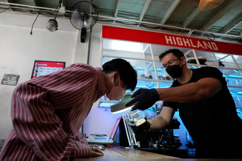 ▲大麻合法後，泰國街頭大麻店一家接一家開，幾乎隨處可見。（圖／美聯社／達志影像）
