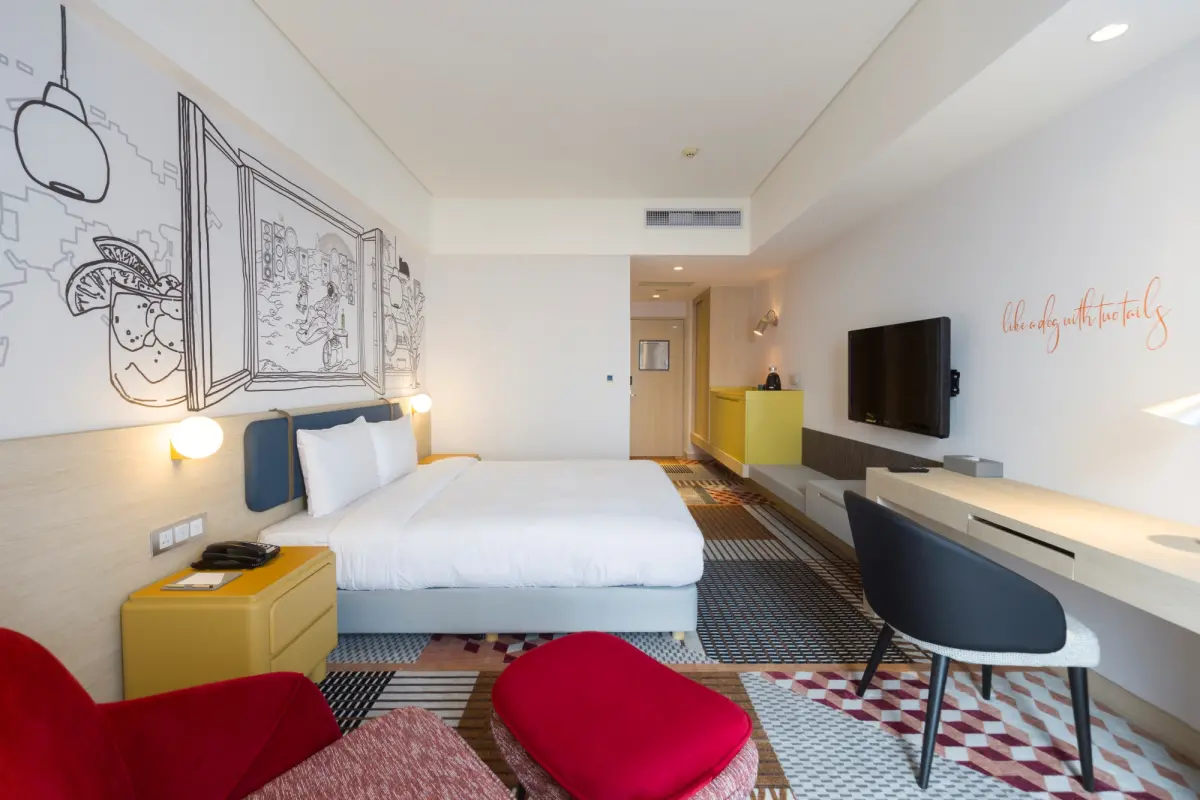 ▲蘆洲有全新國際品牌飯店「Two Tails Hotel Luzhou」，前身即是「成旅晶贊飯店」，試營運期間有優惠價，從訂房網站下訂，最低有每晚雙人房2495元之價格。（圖／「Two Tails Hotel Luzhou」提供）