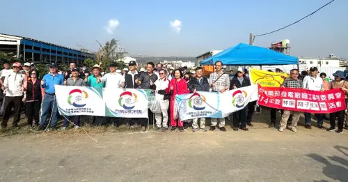 ▲台灣中油公司煉製事業部舉辦熱血中油傳愛無限公益捐血活動，煉製事業部執行長季存厚(右4)現場打氣，並呼籲同仁一同挽起衣袖參與捐血活動。(圖／台灣中油煉製事業部提供)