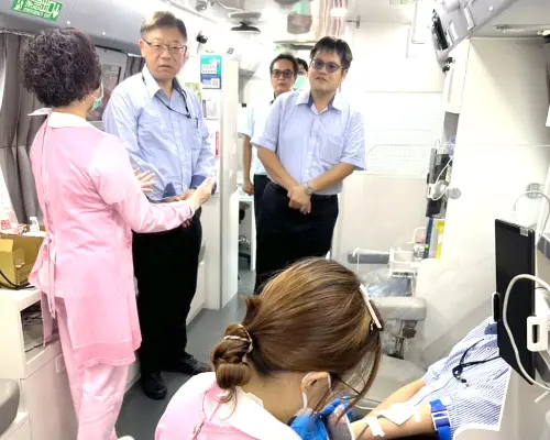 ▲台灣中油公司煉製事業部執行長季存厚(左)到現場為挽袖捐血的同仁加油打氣，並慰問高雄捐血中心醫護人員的辛勞。(圖／台灣中油煉製事業部提供)