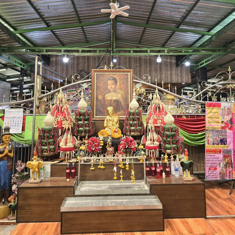 ▲位於泰國曼谷的娜娜廟，廟內香火鼎盛，信徒持續前來祭拜祈福。（圖／翻攝自泰國清邁象臉書）