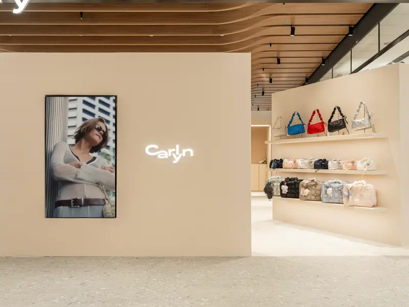 ▲韓國雲朵包CARLYN去年快閃登台，狂賣2萬顆包創下超過5000萬業績！CARLYN首間實體旗艦店正式進駐台北大巨蛋，最新KIRA、MELLOW、BUDDY、MAY四大新款，開幕3大優惠一覽。（圖／CARLYN提供）