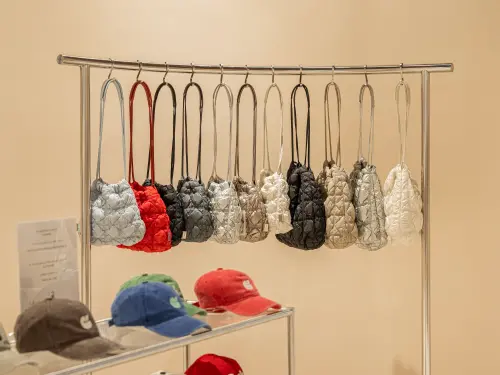 雲朵包在台狂賣2萬顆!韓國CARLYN大巨蛋旗艦店:3大開幕優惠一覽 ▲CARLYN台北大巨蛋旗艦店復刻韓國本店,韓式裸膚色系的開放式空間很好逛。(圖/CARLYN提供)