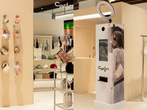 雲朵包在台狂賣2萬顆!韓國CARLYN大巨蛋旗艦店:3大開幕優惠一覽 ▲CARLYN 大巨蛋旗艦店開幕3大優惠!有機會體驗報紙復古風拍貼。(圖/CARLYN提供)