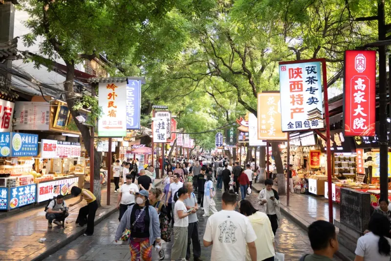▲中國逾2500個景區對台灣首來族祭出免門票優惠。圖為陝西西安的回民街。（圖／美聯社／達志影像）