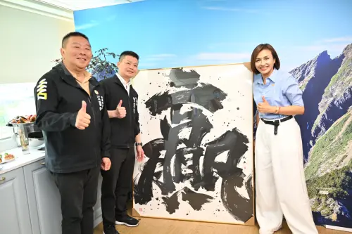 ▲高雄市副議長曾俊傑、民進黨高雄市議會總召江瑞鴻前往邱議瑩競辦祝賀。（圖／立委邱議瑩辦公室提供）