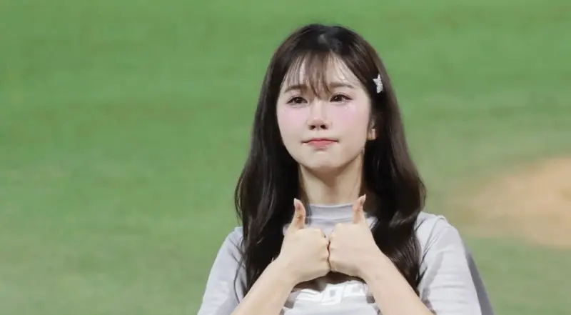 ▲味全龍啦啦隊女孩賴可（如圖）近日被爆出熱戀小7歲的統一獅球員林佳緯，而網友也起底兩人甜蜜約會行程，甚至討論兩人看什麼電影，豈料卻釣出賴可本人親回：「絕命終結站。」（圖／IG kawai_1023）