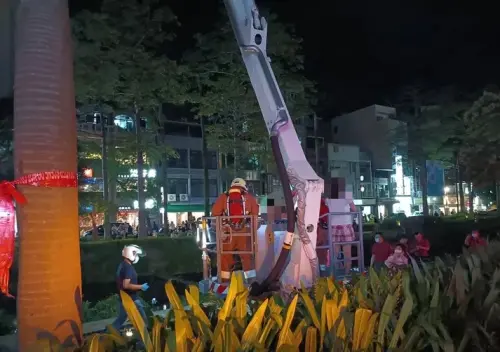 新竹市信義街火警！燒烤店竄濃煙　5住戶受困頂樓獲救、輕微嗆傷
