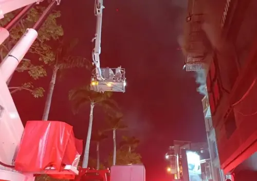 ▲ 新竹市東區一棟5層樓大樓25日發生火警，疑似是2樓的燒烤店失火，緊急疏散現場客人。（圖／翻攝畫面）