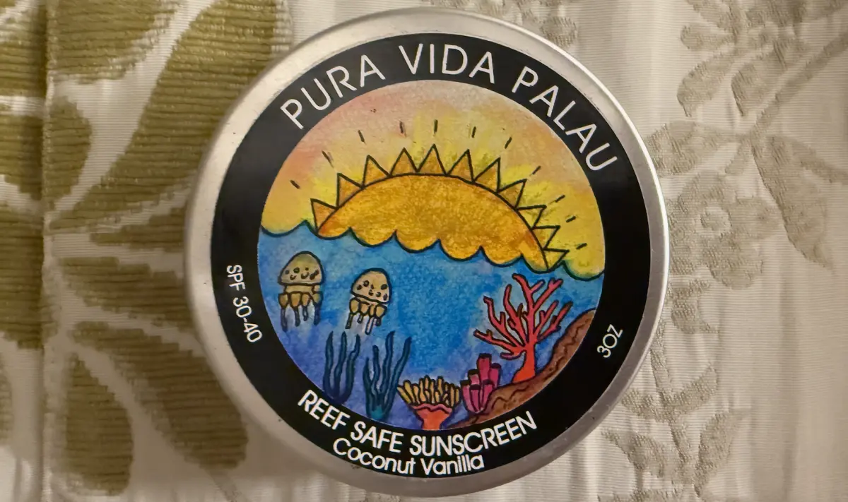 ▲物理性防曬油正成為當地與觀光客最受歡迎的護膚品之一。（圖／記者賴正琳攝）