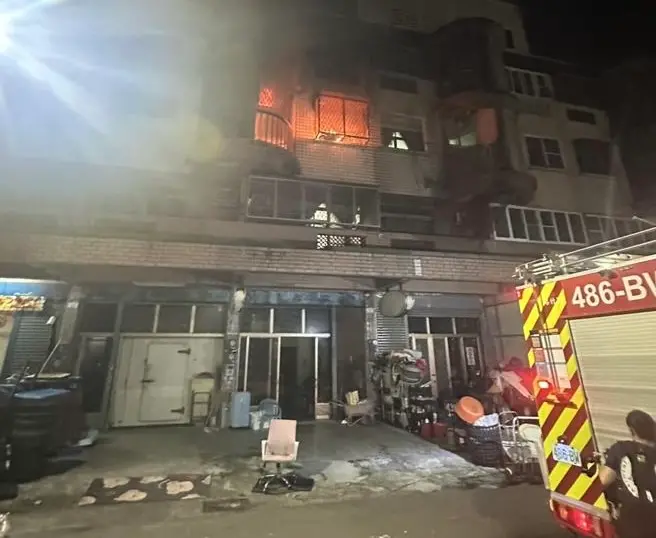 ▲ 高雄市路竹區今（25）日晚發生一起住宅火警，1名50歲女性送醫搶救。（圖／翻攝畫面）