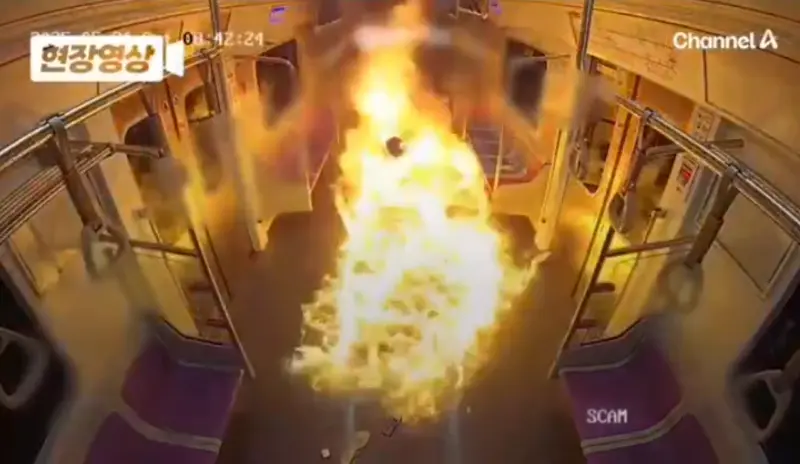 ▲韓國檢方公布5月31日的首爾地鐵縱火案，車廂內部監視器畫面。（圖／翻攝自Ｘ／Raphael Rashid@koryodynasty）