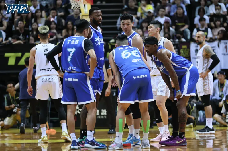 ▲高雄全家海神終場83：93以10分差輸給新北國王，總教練費雪（Mathias Fischer）賽後先稱讚球隊表現，隨後談到2個輸球關鍵，首先是發生太多失誤、再者則是二次得分被得太多，而主將胡瓏貿則給出3字評論「沒什麼！」，而後認為這場比賽就是輸給自己。（圖／TPBL提供）
