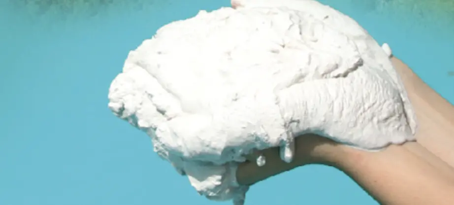 ▲帛琉牛奶湖底富含礦物質的白色泥漿具有天然保養效果。（圖／翻攝自X）