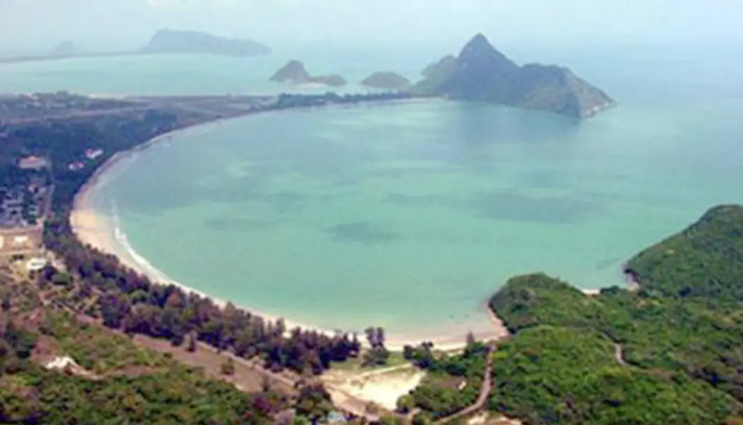 ▲位在泰國南部的檸檬彎，海水清澈湛藍，並且不若觀光盛地遊客如織，更適合追求寧靜與深度旅行的遊客。（圖／翻攝自Your Thai Guide）