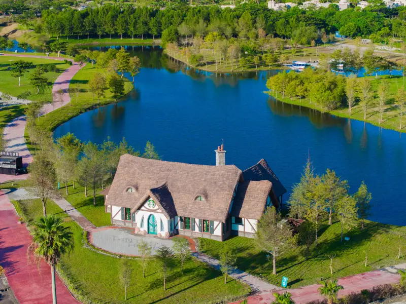 ▲今「星巴克買一送一」，大杯星沁爽55元、美式57.5元、星冰樂62.5元、那堤70元！明周五「第二杯半價」。最美童話「星巴克花蓮理想門市」再開幕，周末可朝聖。85度「維大力咖啡」今開喝。（圖／星巴克提供）