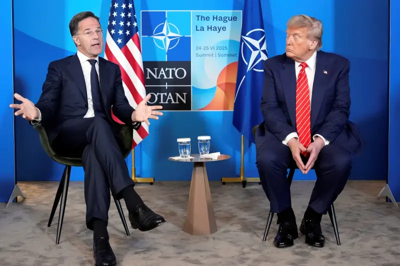 ▲美國總統川普本週前往荷蘭參加北約峰會，形容以伊衝突有如小孩打架，北約秘書長呂特（左）也形容川普就像「爸爸」（Daddy）一樣，意外引發討論。（圖／美聯社／達志影像）