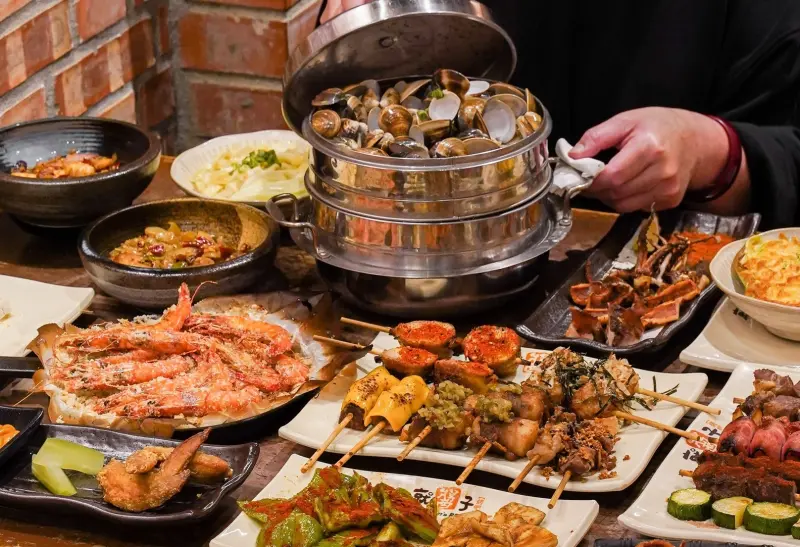 ▲發源自台中的連鎖串燒餐廳「就醬子烤吧」驚傳停止營業，全台7間門市將陸續熄燈，創辦人楊家勳回應，的確經營團隊有此規劃，但是不排除之後可能有新買家接手。（圖／翻攝就醬子烤吧臉書）