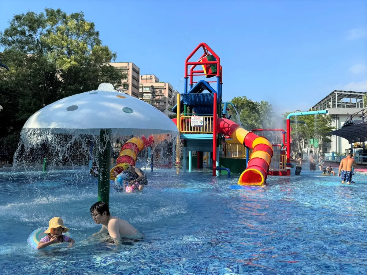 ▲玩水消暑推薦！2025台北親水節6月28日開幕日「免費入園」，台北自來水園區限時開放2大特色滑水道，高達6.5公尺，水鄉庭園陣陣水柱、灑下水瀑超輕量，門口景觀池也能玩水槍。（圖／翻攝自自來水園區FB）