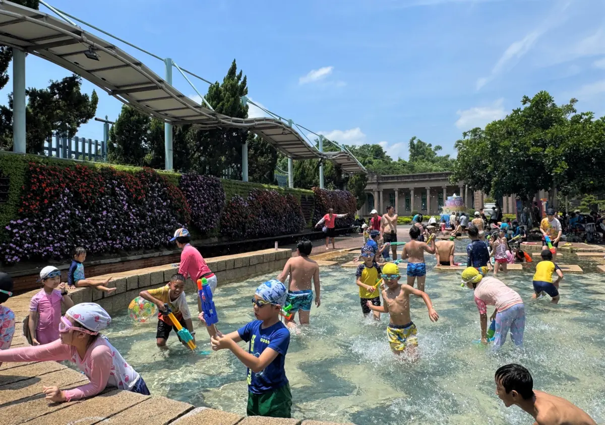 ▲預防幼兒戲水意外，國民健康署傳授防溺10招、救溺5步。圖為「2025台北親水節－再玩一下夏」。（圖／翻攝自自來水園區FB）