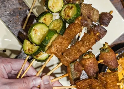 「就醬子烤吧」當初以台式口味的串燒闖出名號,受到年輕人歡迎。(圖/翻攝就醬子烤吧臉書) ▲「就醬子烤吧」當初以台式口味的串燒闖出名號,受到年輕人歡迎。(圖/翻攝就醬子烤吧臉書)