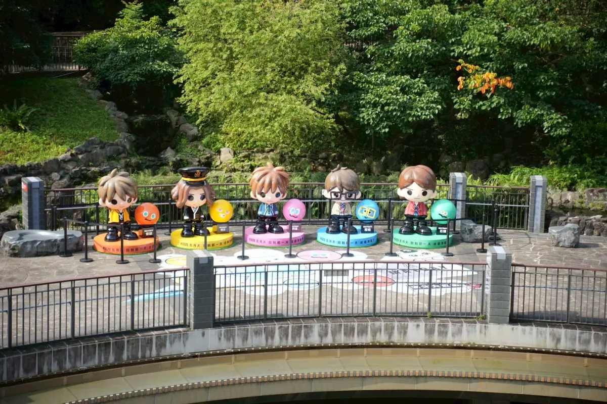 ▲五月天公仔設置臺北市及新北市共6處觀光景點，其中包含對五月天具重要紀念意義的「捷運大安森林公園站」。（圖／台北市觀傳局提供）