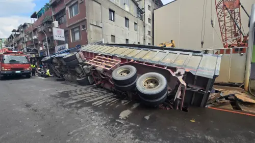 吞下半輛砂石車!三重驚見天坑 司機脫困卻得領罰單 ▲現場坑洞大約4公尺乘以4公尺,所幸無人傷亡。(圖/警方提供)