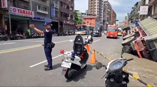 吞下半輛砂石車!三重驚見天坑 司機脫困卻得領罰單 ▲警方到場查出砂石車業者並未申請管制區通行證,也沒申請施工許可,因此要開罰。(圖/警方提供)