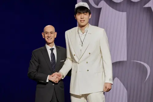 ▲2025年NBA美國職籃選秀大會，來自中國的中鋒楊瀚森在首輪第16順位被波特蘭拓荒者選中，正式成為本屆選秀中唯一一位獲選的中國大陸球員。（圖／美聯社／達志影像）