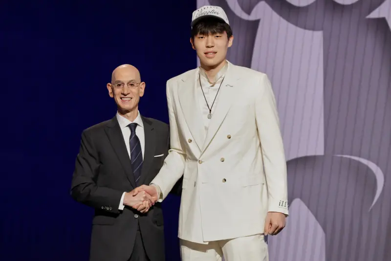 ▲2025年NBA美國職籃選秀大會，來自中國的中鋒楊瀚森在首輪第16順位被波特蘭拓荒者選中，正式成為本屆選秀中唯一一位獲選的中國大陸球員。（圖／美聯社／達志影像）