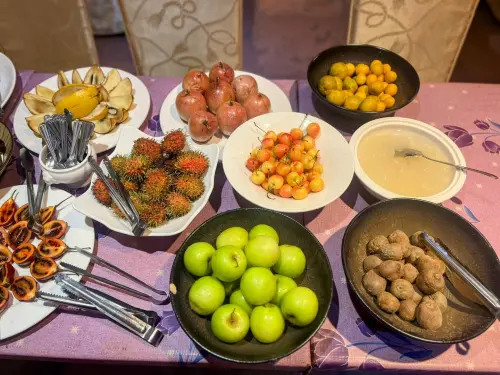 「亞廬義大利窯烤燒肉」往往一次提供20~30種水果,視覺感相當壯觀。(圖/翻攝亞廬義大利窯烤燒肉臉書) ▲「亞廬義大利窯烤燒肉」往往一次提供20~30種水果,視覺感相當壯觀。(圖/翻攝亞廬義大利窯烤燒肉臉書)