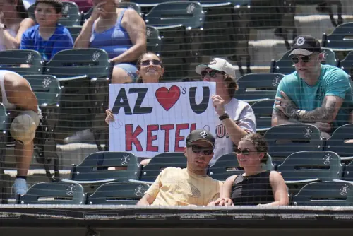 ▲白襪主場觀眾紛紛舉起標語板，向 Marte表達支持。（圖／美聯社／達志影像）