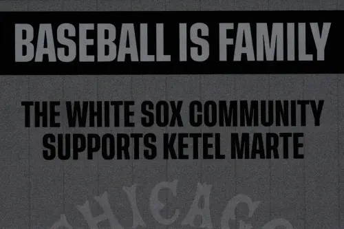 ▲白襪主場電視牆打出：「我們支持Ketel Marte」的字樣。（圖／美聯社／達志影像）