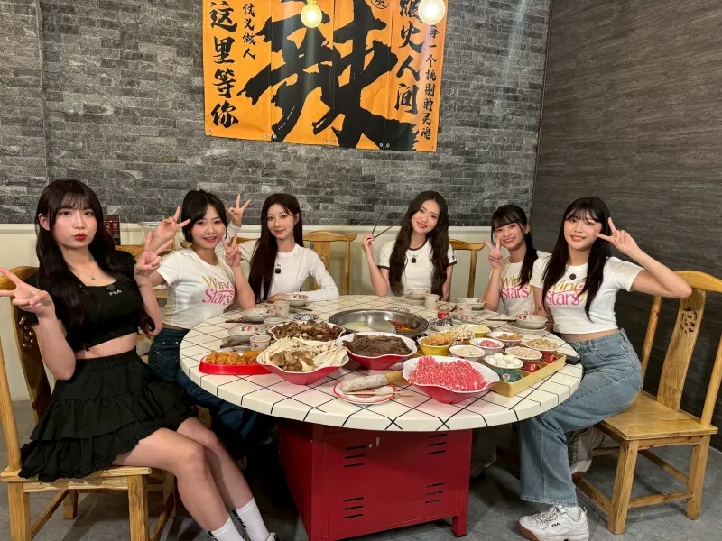▲台鋼雄鷹啦啦隊女神一粒攜閨密品嘗高雄超人氣麻辣火鍋。（圖／高市府提供）
