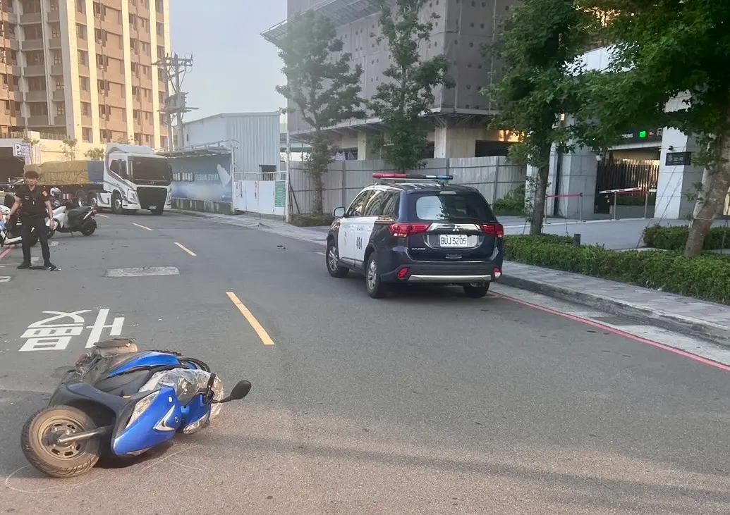 ▲板橋一名水果攤商騎車去市場路上，遭賓士車撞飛肇逃。（圖／翻攝畫面）