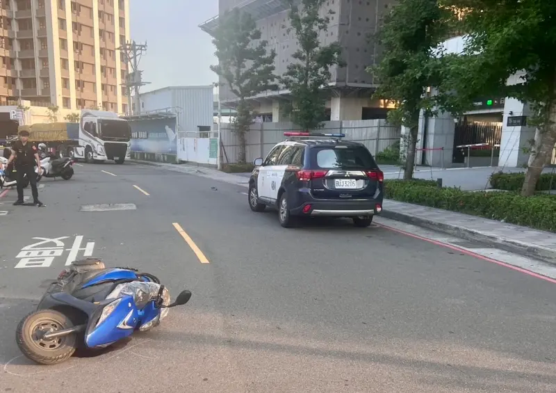 ▲板橋一名水果攤商騎車去市場路上，遭賓士車撞飛肇逃。（圖／翻攝畫面）