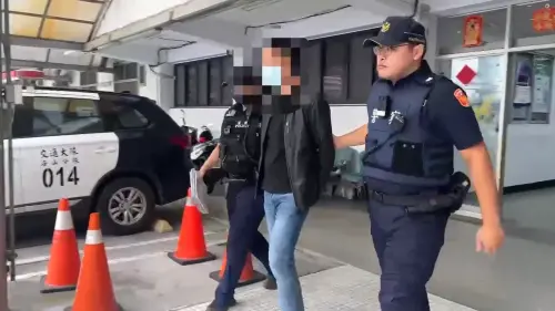 ▲警方上門逮捕那姓業務員時，他仍因酒醉昏沉在睡覺。（圖／翻攝畫面）