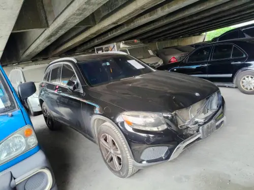 ▲◎海山分局在肇事駕駛住家附近停車場找到明顯有撞擊痕跡的賓士休旅車。（圖／翻攝畫面）