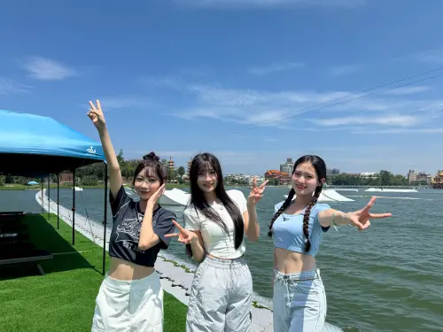 ▲台鋼啦啦隊女孩一粒、螢螢、李樂挑戰蓮池潭夏日極限滑水。(圖/高市府提供) ▲台鋼啦啦隊女孩一粒、螢螢、李樂挑戰蓮池潭夏日極限滑水。(圖/高市府提供)