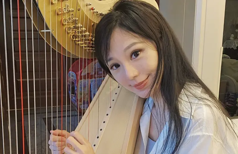 ▲「台大五姬」之一的吳依潔11年前嫁入豪門、離開主播台，後來她也陸續生了3胎，如今已39歲了，現況依舊美到嚇人。（圖／吳依潔臉書）