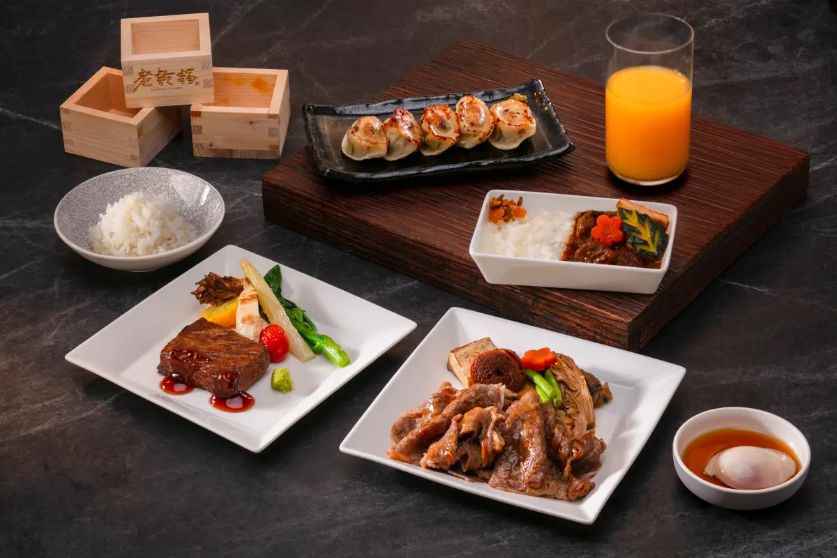 ▲長榮航空與米其林一星「老乾杯」合作之機上餐備受旅客好評，現有「究極日本A5和牛」、「日本A5和牛壽喜燒」、「Bellota伊比利豬煎餃」、「特製日本和牛咖哩飯」提供給桃園飛往美、加及歐洲的特定航線的皇璽桂冠艙及豪華經濟艙旅客。（圖／長榮航空提供）