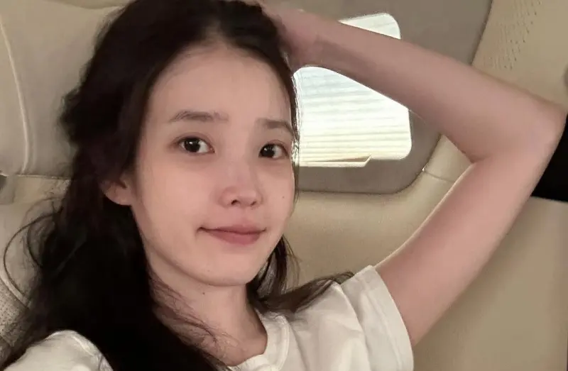 ▲IU（李知恩）好膚況大家都知道，韓國皮膚科醫生曾透露，適量洗米水是保養變白的關鍵。（圖／IU IG）