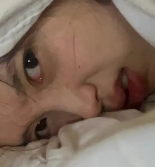 ▲IU大方曬出搞笑素顏照，粉絲狂按右鍵儲存。（圖／IU IG）