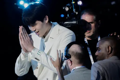 楊瀚森在參與拓荒者隊內試訓中表現傑出,尤其在多人對抗時,多次展現高位策應、傳球的能力,讓一旁的拓荒者教練笑得合不瓏嘴。(圖/美聯社/達志影像) ▲備受矚目的中國新秀楊瀚森在此役迎來夏聯首秀,上場24分鐘,繳出10分、4籃板、5助攻、1抄截與3阻攻的全能數據,整體投籃7投3中,三分球3投1中。(圖/美聯社/達志影像)