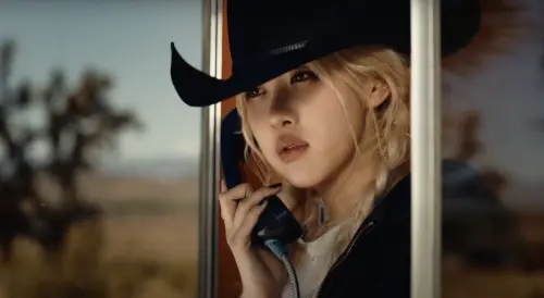 ▲BLACKPINK釋出《DEADLINE》演唱會預告,Rosé戴牛仔帽、腳穿長靴帥氣登場,敞篷車牌寫「BL1NK」展現對粉絲的滿滿心意。(圖/BLACKPINK YouTube) ▲Rosé戴牛仔帽現身,氣場全開帥氣登場。(圖/BLACKPINK YouTube)