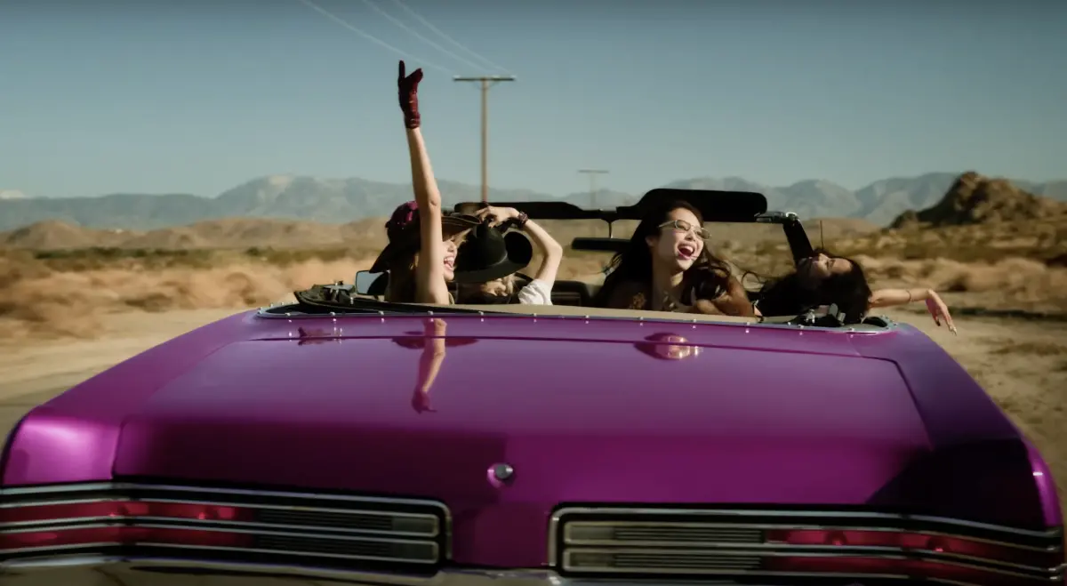 ▲BLACKPINK終於合體啦！今（26）日官方釋出《DEADLINE》演唱會27秒預告，影片中其中一個畫面是敞篷車牌寫「BL1NK」，展現對粉絲的滿滿心意。（圖／BLACKPINK YouTube）