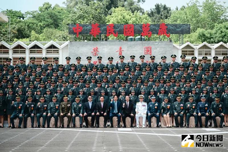 ▲三軍八校今年共有1696位畢業新科軍官，總統賴清德親臨主持並與畢業生合影留念。（圖／記者莊全成攝，2025.06.26）